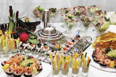 Yemek masası iştah açıcı yiyeceklerle dolu.