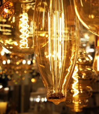 Mağazanın arka planında tavan lambaları