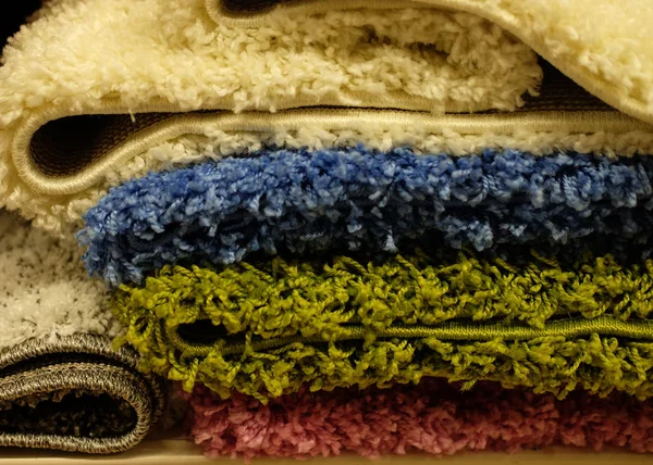 Asortyment różnych dywany w sklepie. zbliżenie — Zdjęcie stockowe
