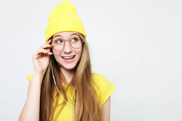 Portret van mooi vrolijk meisje met koptelefoon met lange haren glimlachend lachen camera kijken — Stockfoto