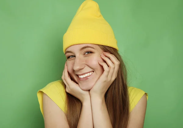 Mooie jonge vrouw die lacht om de camera op groene achtergrond — Stockfoto