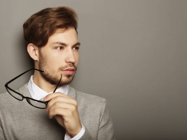 kamera karşısına bakarak genç işadamı ile gözlük,