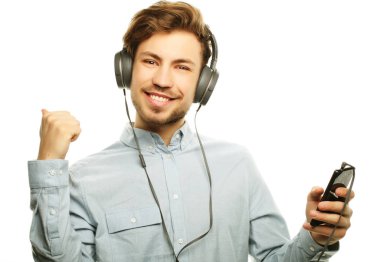 Kulaklık takıp müzik dinleyen yakışıklı bir genç..