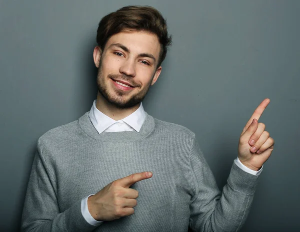 Mladý a pohledný podnikatel ukazující prstem nahoru — Stock fotografie