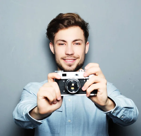 Guapo joven mirando a la cámara — Foto de Stock