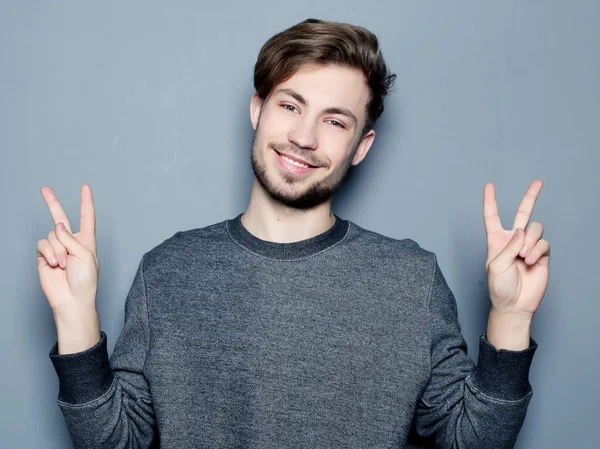 Un giovane e affascinante uomo d'affari che punta il dito verso l'alto — Foto Stock