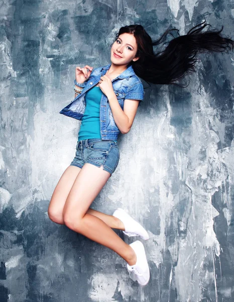 Усміхнена молода жінка стрибає в повітрі — стокове фото