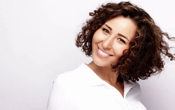 Estilo de vida y el concepto de la gente: Mujer feliz joven con el pelo rizado —  Fotos de Stock