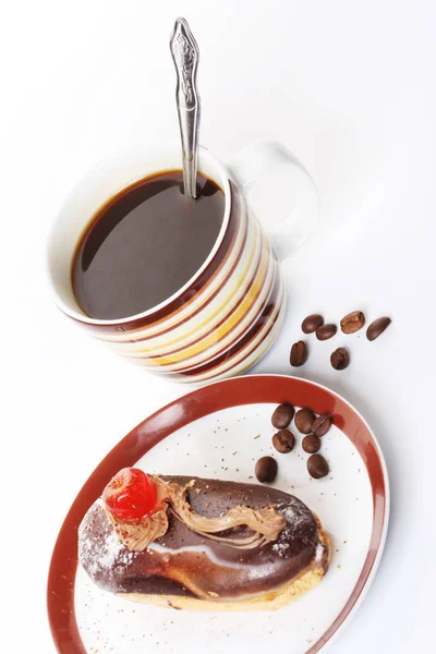 Schokoladenkuchen mit einer Tasse Kaffee — Stockfoto