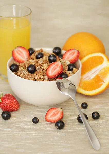 Ciotola di muesli con fragola, ribes nero — Foto Stock