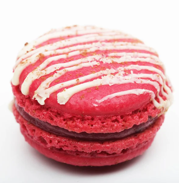 Pastel de macaron rosa sobre fondo blanco — Foto de Stock