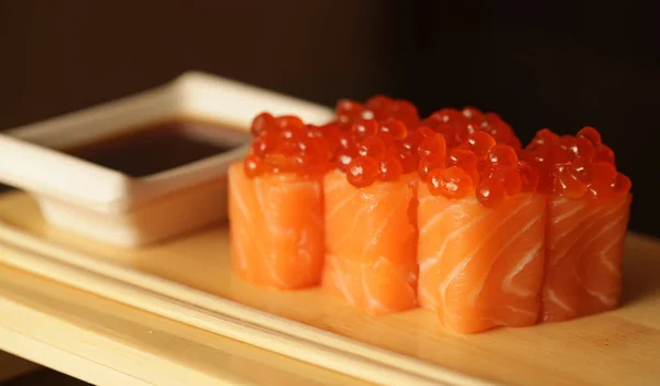 Rolos com salmão e caviar vermelho — Fotografia de Stock