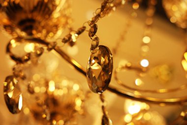 tavan lambaları, mağaza da avizeler yakın