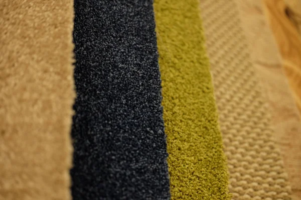 Красочные образцы ковров на выставке для розничной торговли — стоковое фото