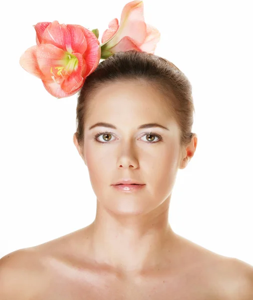 Concepto de belleza y moda: mujer hermosa joven con grandes flores rosadas —  Fotos de Stock