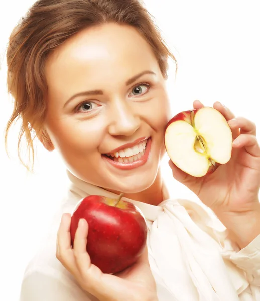 Gesundheit, Ernährung und Menschen-Konzept: Junge Frau hält roten Apfel in der Hand — Stockfoto