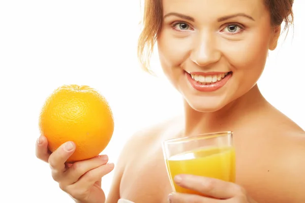 Gesunde Ernährung, Ernährung und Diätkonzept -Mädchen trinkt Orangensaft aus nächster Nähe — Stockfoto