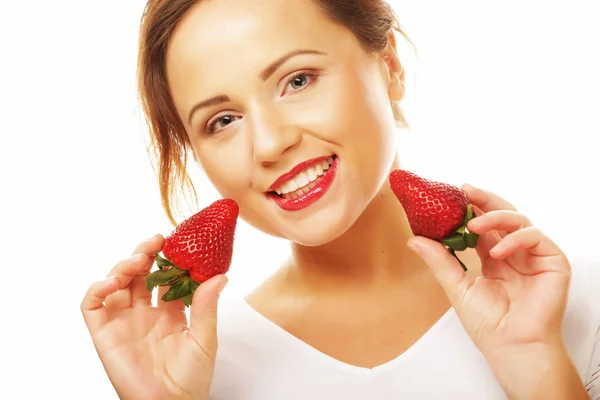 Gesunde Ernährung, Ernährung und Diätkonzept - junge schöne lächelnde Frau mit Erdbeere — Stockfoto