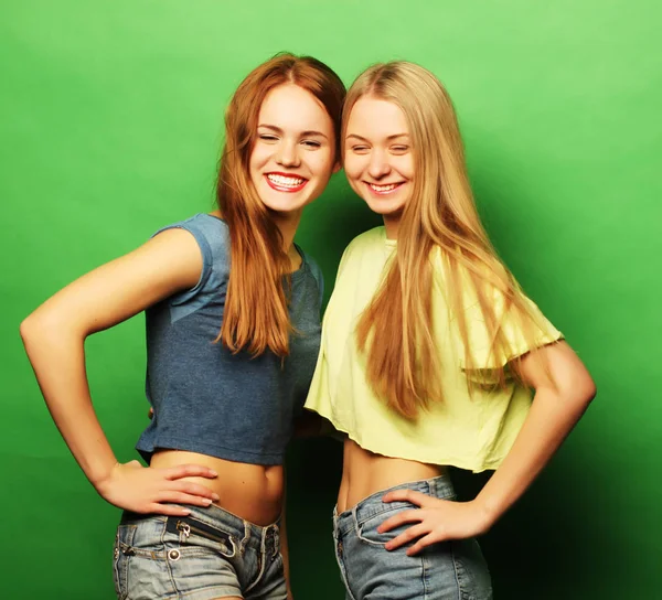 Dos chicas hipster mejores amigos sobre fondo verde — Foto de Stock