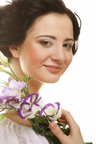 Retrato de mujer fresca y hermosa con flores aisladas sobre fondo blanco — Foto de Stock