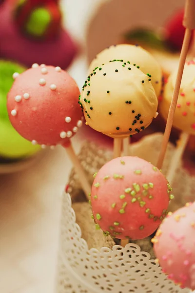 Rosa och gula Cake Pops närbild bild, matkoncept — Stockfoto