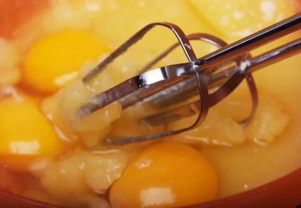 Яйца и сахар в миске для приготовления к выпечке — стоковое фото
