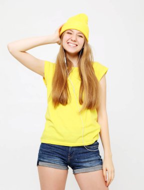 yaşam tarzı, duygu ve insanlar kavramı: şok yüz ifadesi ile genç kadın portresi