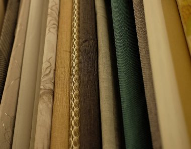 Satış - mağazarenkli kumaşlar. yakın çekim