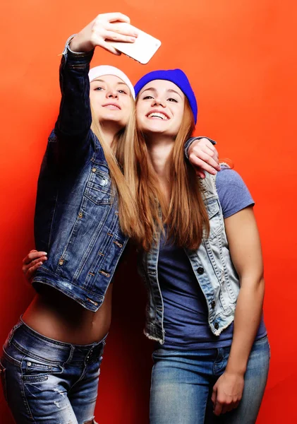 Dos jóvenes hipster niñas amigos tomando selfie —  Fotos de Stock