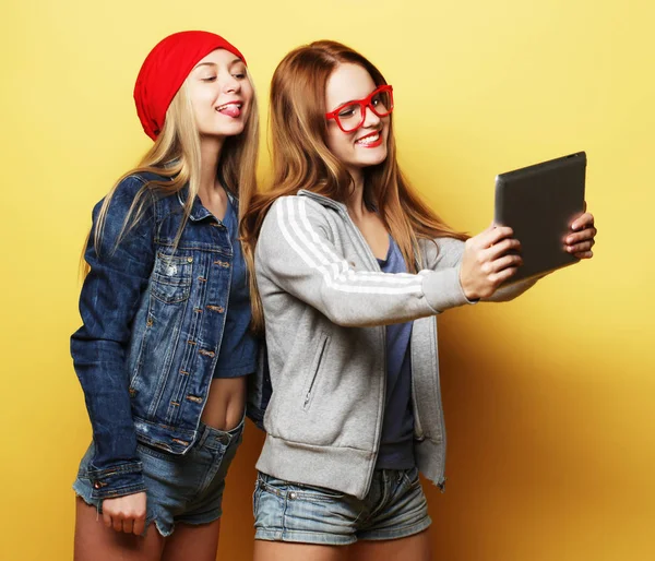 Deux copines hipster prenant selfie avec tablette numérique — Photo
