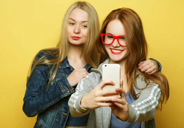 Dwie nastoletnie dziewczyny przyjaciółki w hipsterskim stroju robią selfie przez telefon — Zdjęcie stockowe