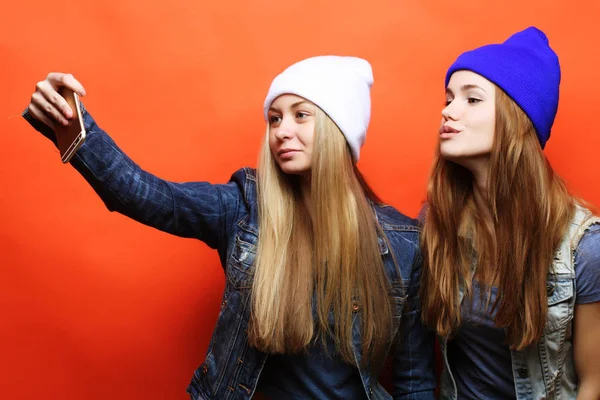 Due giovani ragazze hipster amici prendendo selfie — Foto Stock