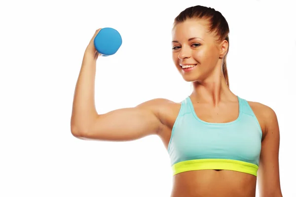 Concepto Deporte, Fitness y Personas: Mujer en la práctica de equipos deportivos con pesas aisladas sobre fondo blanco — Foto de Stock