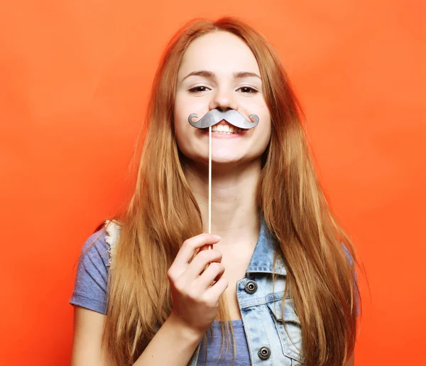 Estilo de vida y el concepto de la gente: joven juguetona lista para la fiesta — Foto de Stock