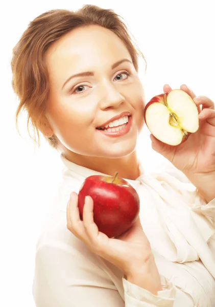 健康、饮食和人的概念：年轻女子拿着红苹果 — 图库照片