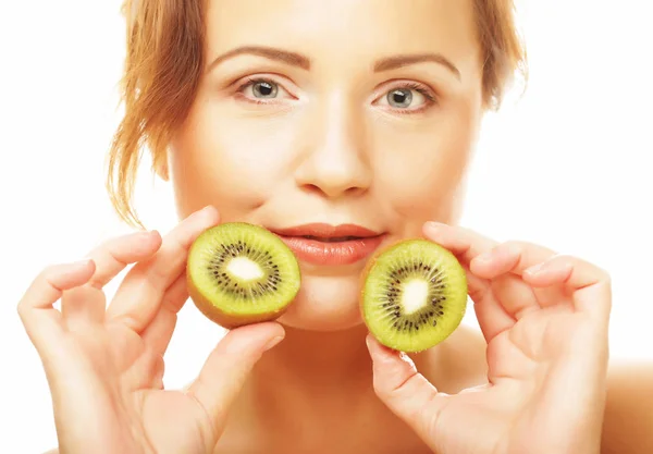 Gezond eten, eten en dieet concept-charmante jonge vrouw met verse sappige kiwi en glimlach. — Stockfoto