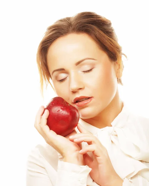 Salud, dieta y concepto de personas: mujer joven sosteniendo manzana roja — Foto de Stock