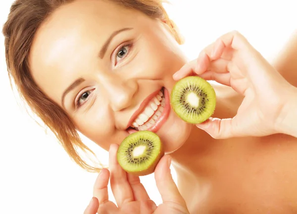 Zdrowe odżywianie, jedzenie i dieta koncepcja-urocza młoda kobieta trzyma świeży soczysty kiwi i uśmiechy. — Zdjęcie stockowe