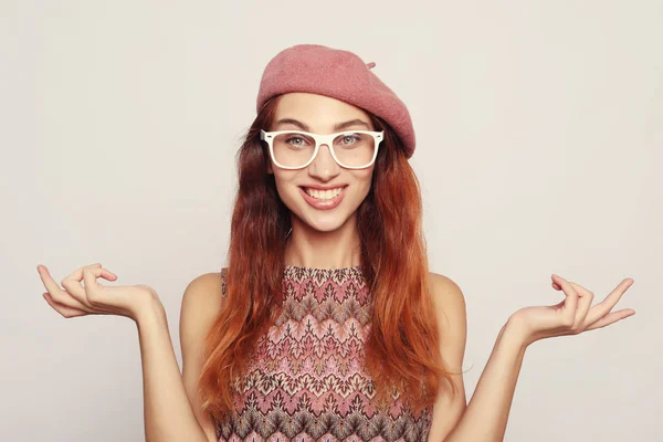 Close-up retrato de jovem mulher muito surpreso com boca aberta de pé com palmas abertas — Fotografia de Stock