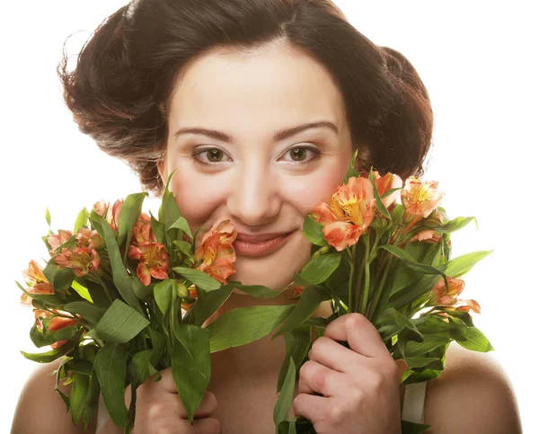 Porträtt av frisk och vacker kvinna med blommor isolerad på vit bakgrund — Stockfoto