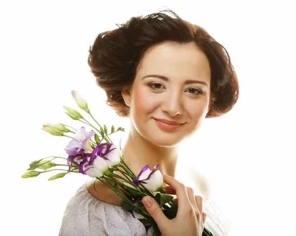 Skönhet och modekoncept: ung vacker kvinna med stora rosa blommor — Stockfoto