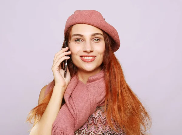 Muotokuva nuori nainen yllään vaaleanpunainen asu Puhuminen matkapuhelimella — kuvapankkivalokuva