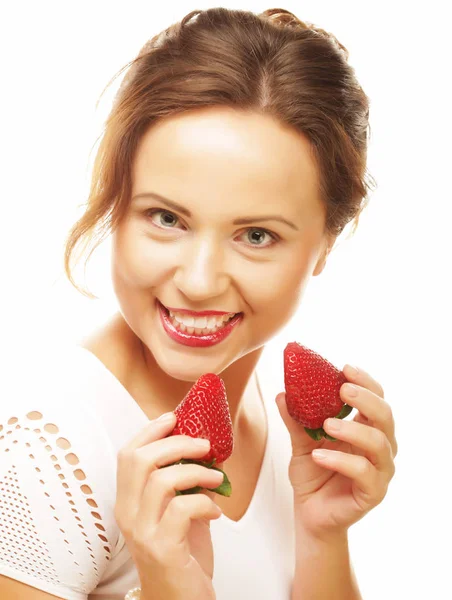 Młoda szczęśliwa kobieta z truskawką na białym tle — Zdjęcie stockowe