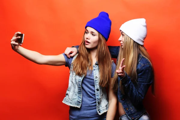 Dwa młody hipster dziewczyny przyjaciele biorąc selfie — Zdjęcie stockowe