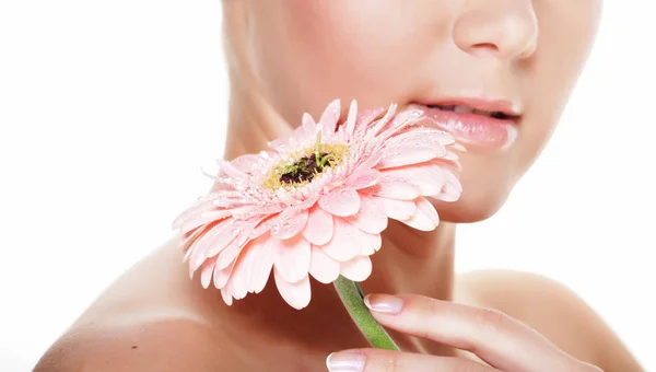 Conceito de beleza e moda: jovem mulher bonita com grandes flores rosa — Fotografia de Stock