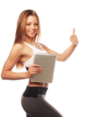 Beyaz arka plan üzerinde boş tablet bilgisayar ile gülümseyen sportif kadın