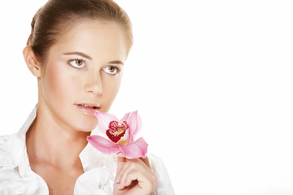 Piękna młoda kobieta z różowy kwiat na białym tle, z bliska — Zdjęcie stockowe