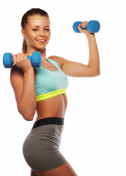 Conceito Esporte, Fitness e Pessoas: Mulher em prática de equipamentos esportivos com pesos de mão isolados em fundo branco — Fotografia de Stock