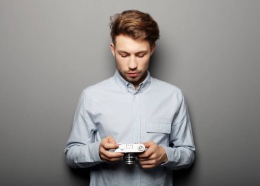 Retro kamera tutarak hipster moda fotoğrafçısı adam