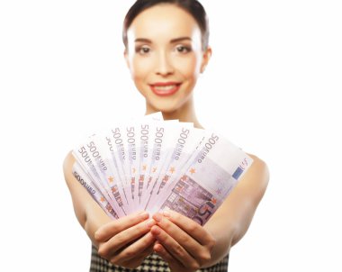 Elinde dolarlarla genç ve mutlu bir kadın. Beyaz arkaplanda izole